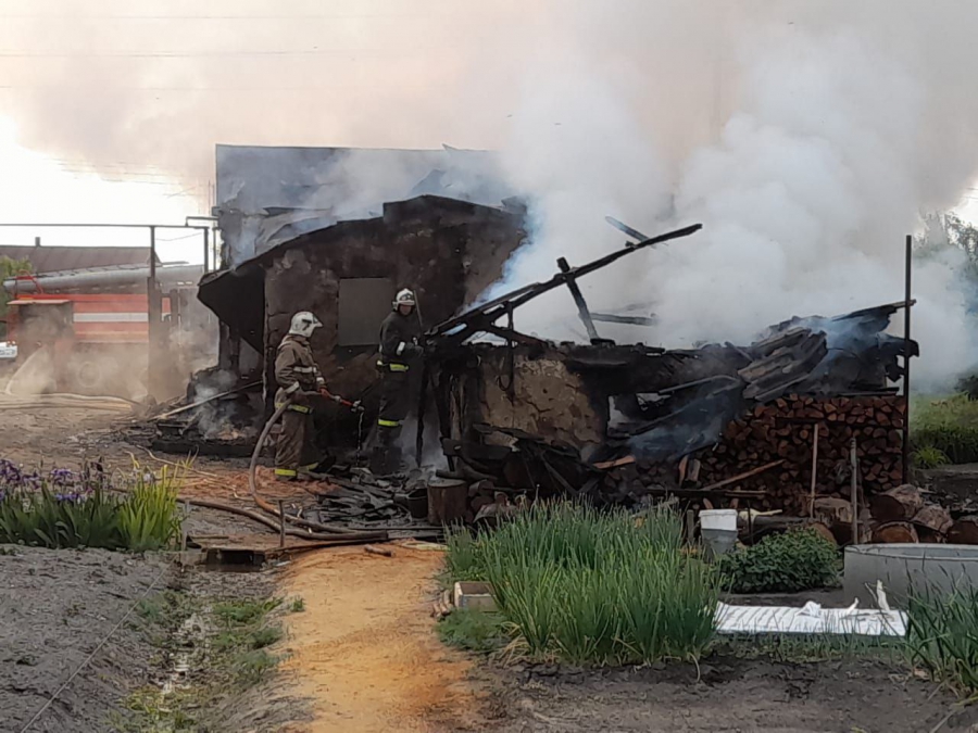 В саратовском селе женщина обгорела на пожаре в частном доме