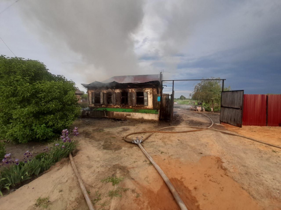 В саратовском селе женщина обгорела на пожаре в частном доме