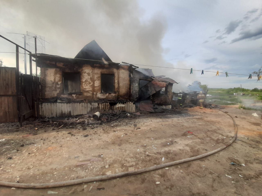 В саратовском селе женщина обгорела на пожаре в частном доме