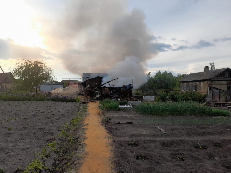 В саратовском селе женщина обгорела на пожаре в частном доме
