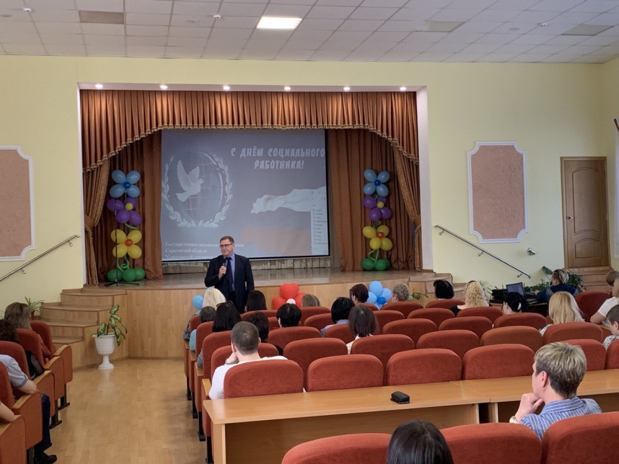 Евгений Ковалев и Александр Белов поздравили сотрудников дома интерната для престарелых и инвалидов с Днем соцработника