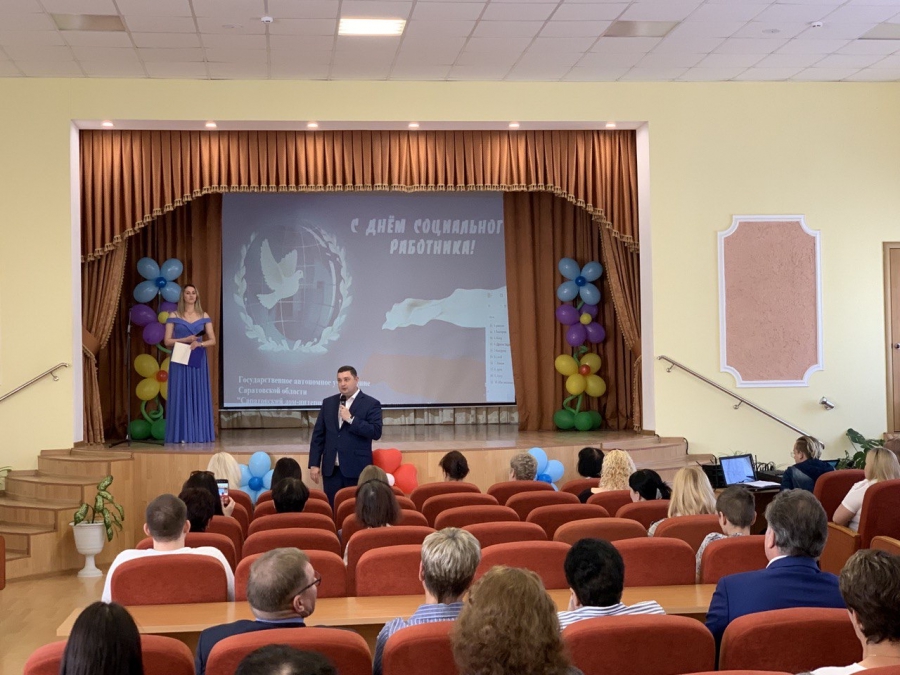 Евгений Ковалев и Александр Белов поздравили сотрудников дома интерната для престарелых и инвалидов с Днем соцработника