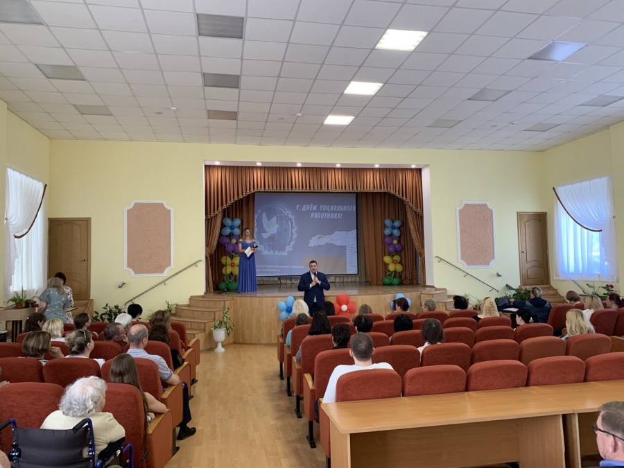 Евгений Ковалев и Александр Белов поздравили сотрудников дома интерната для престарелых и инвалидов с Днем соцработника