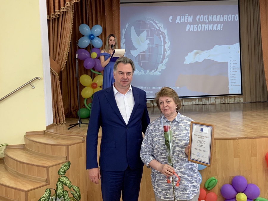 Евгений Ковалев и Александр Белов поздравили сотрудников дома интерната для престарелых и инвалидов с Днем соцработника