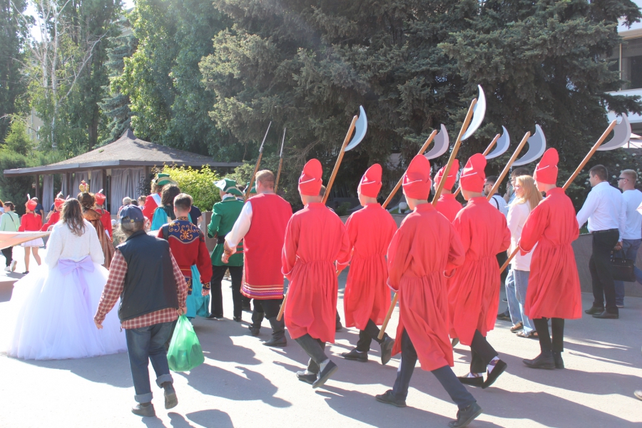 В Саратове «император Петр I» поиграл в городки и послушал стихи Пушкина о себе