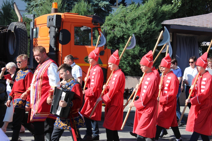 В Саратове «император Петр I» поиграл в городки и послушал стихи Пушкина о себе