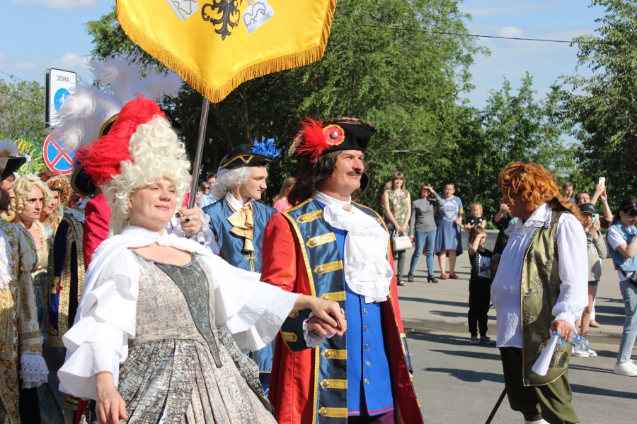 В Саратове «император Петр I» поиграл в городки и послушал стихи Пушкина о себе