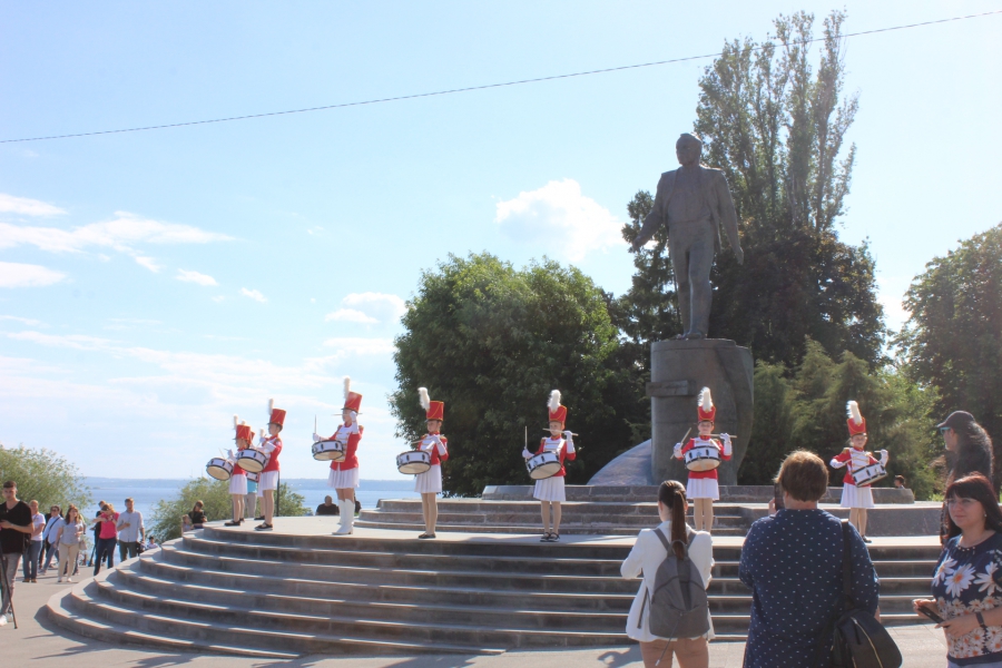 В Саратове «император Петр I» поиграл в городки и послушал стихи Пушкина о себе