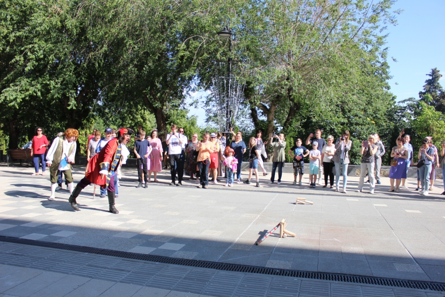 В Саратове «император Петр I» поиграл в городки и послушал стихи Пушкина о себе