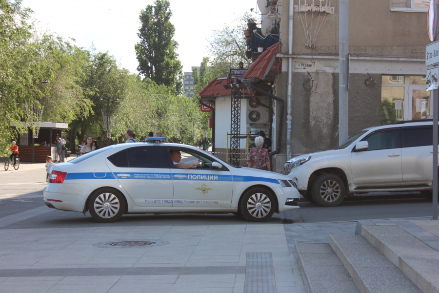 В Саратове «император Петр I» поиграл в городки и послушал стихи Пушкина о себе