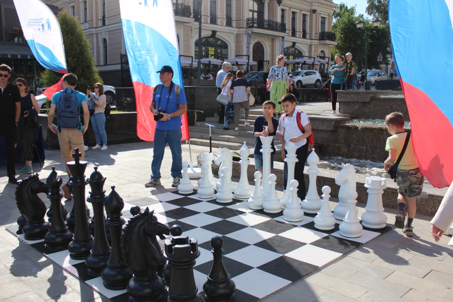 В Саратове «император Петр I» поиграл в городки и послушал стихи Пушкина о себе