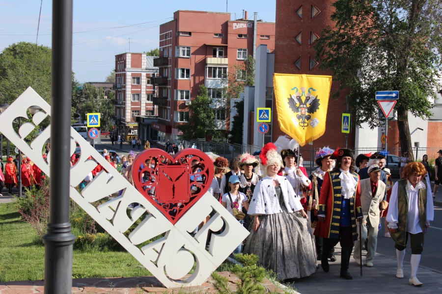 В Саратове «император Петр I» поиграл в городки и послушал стихи Пушкина о себе