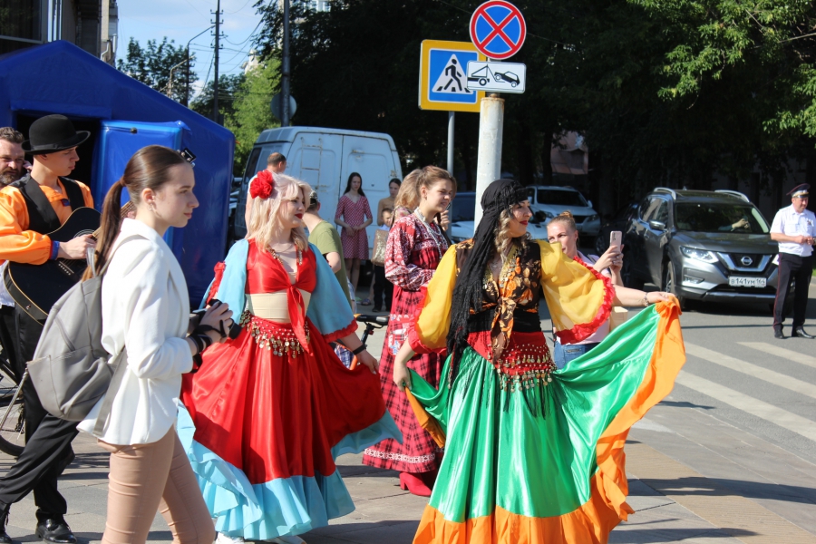 В Саратове «император Петр I» поиграл в городки и послушал стихи Пушкина о себе