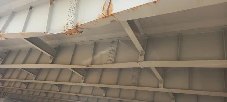 В Саратове экскаватор врезался в мост и рухнул на дорогу