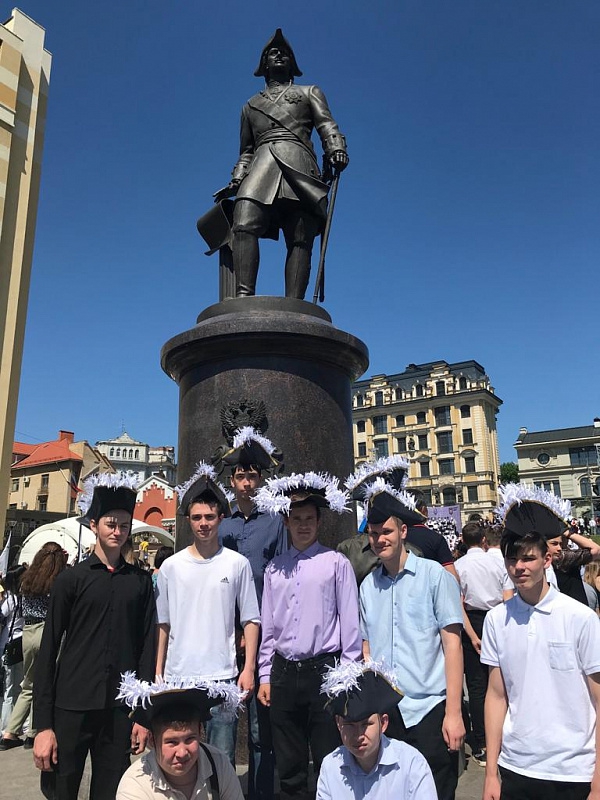 В Саратове свыше 2000 студентов и педагогов поучаствовали в празднике в честь Петра I