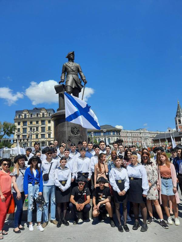 В Саратове свыше 2000 студентов и педагогов поучаствовали в празднике в честь Петра I