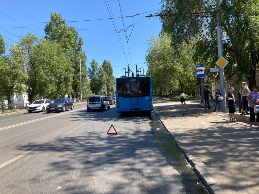На 2-й Дачной два человека пострадали в столкновении троллейбуса и автобуса