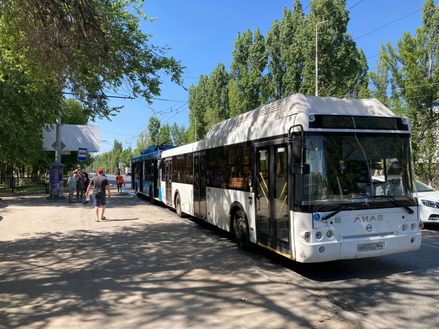 На 2-й Дачной два человека пострадали в столкновении троллейбуса и автобуса