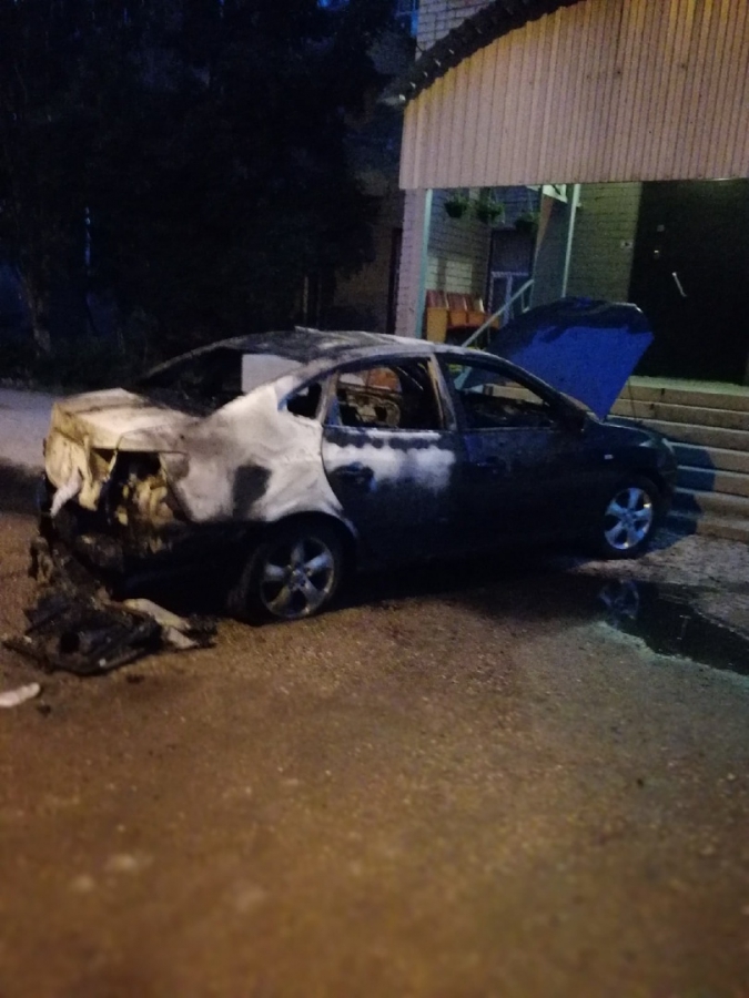 В Балакове два автомобиля сгорели в результате поджога. Видео