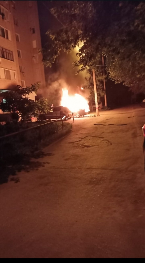 В Балакове два автомобиля сгорели в результате поджога. Видео