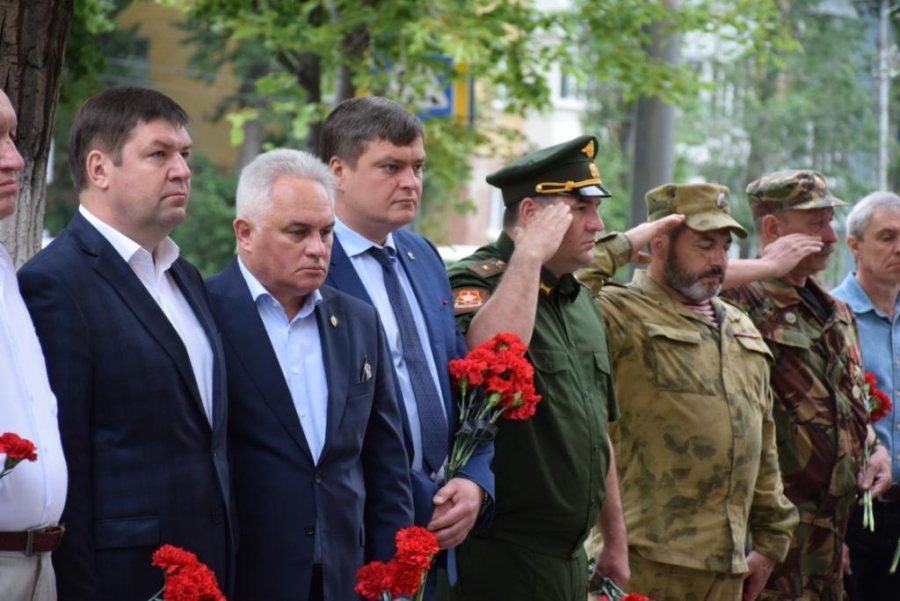 В Саратове открыли мемориальную доску погибшему на Украине Дмитрию Савченко