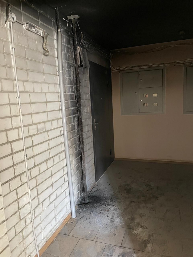 В Солнечном-2 жильцов дома эвакуировали из-за горящего кабеля. Пострадал младенец