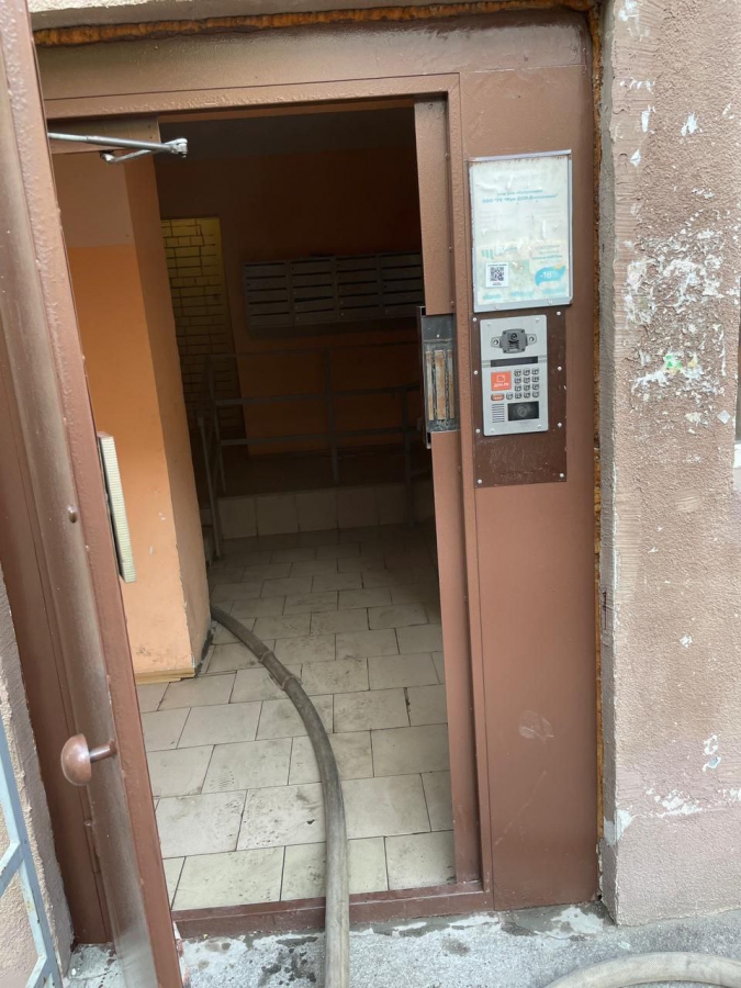 В Солнечном-2 жильцов дома эвакуировали из-за горящего кабеля. Пострадал младенец