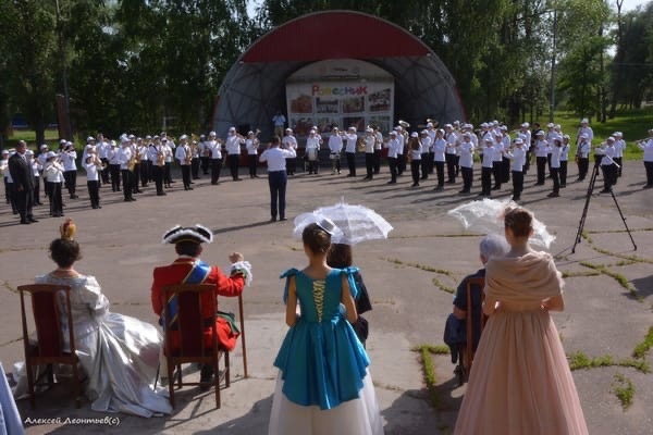 Саратовцы показали спектакль и выставку картин к юбилею Петра Первого