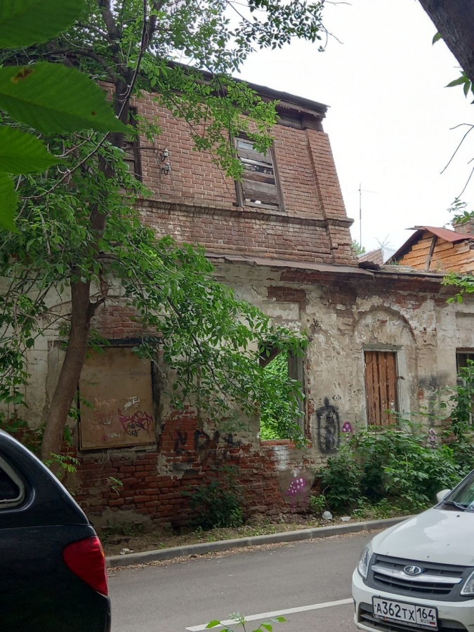 Саратовцы боятся возможного обрушения дома в центре города