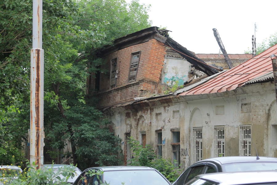 Саратовцы боятся возможного обрушения дома в центре города