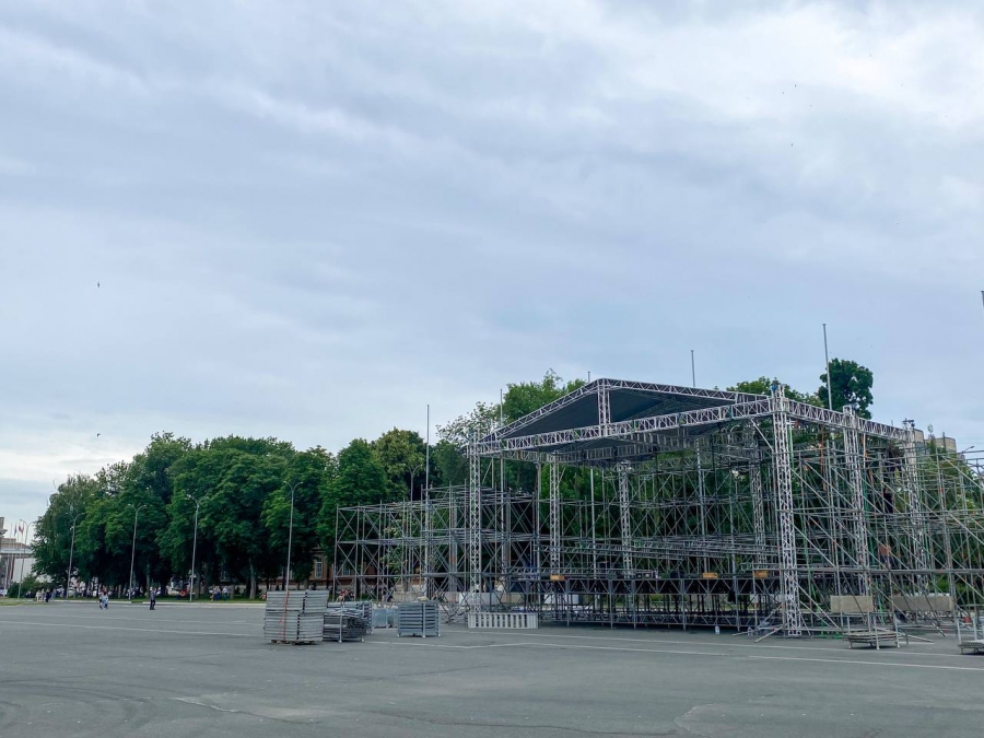 На Театральной площади Саратова монтируют сцену для «Розы ветров»