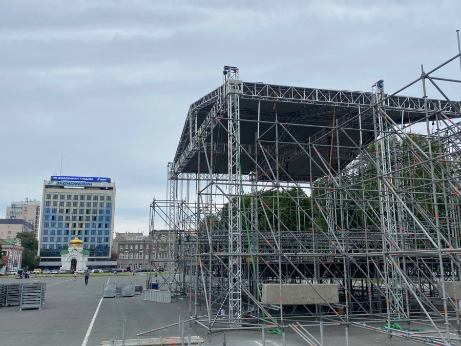На Театральной площади Саратова монтируют сцену для «Розы ветров»