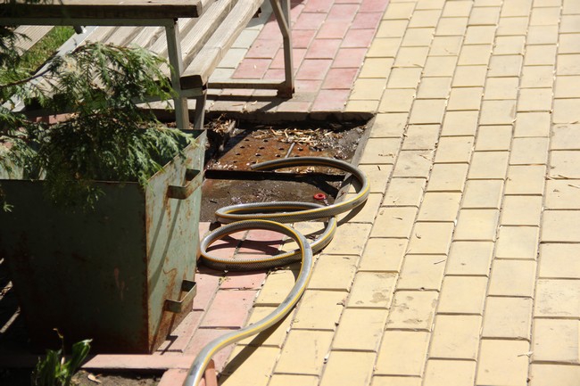 Жители домов на Киселева откачивают воду из подвала своими силами