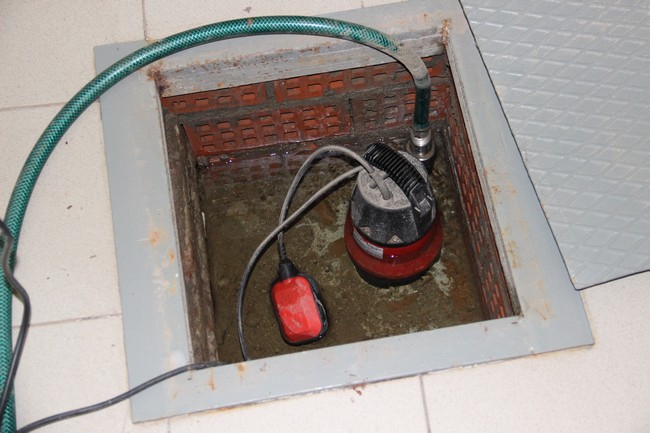 Жители домов на Киселева откачивают воду из подвала своими силами