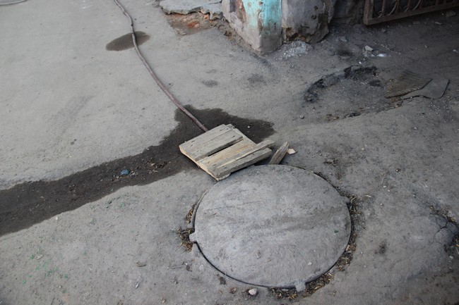 Жители домов на Киселева откачивают воду из подвала своими силами