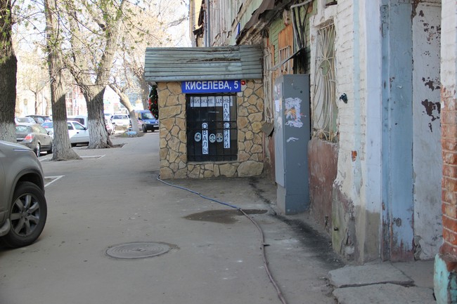 Жители домов на Киселева откачивают воду из подвала своими силами