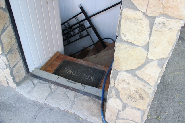 Жители домов на Киселева откачивают воду из подвала своими силами