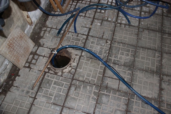 Жители домов на Киселева откачивают воду из подвала своими силами