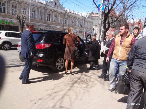 Ландо отругает своего водителя за парковку на тротуаре