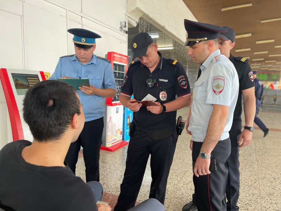 В Саратове на вокзале приставы поймали должников с неоплаченными штрафами