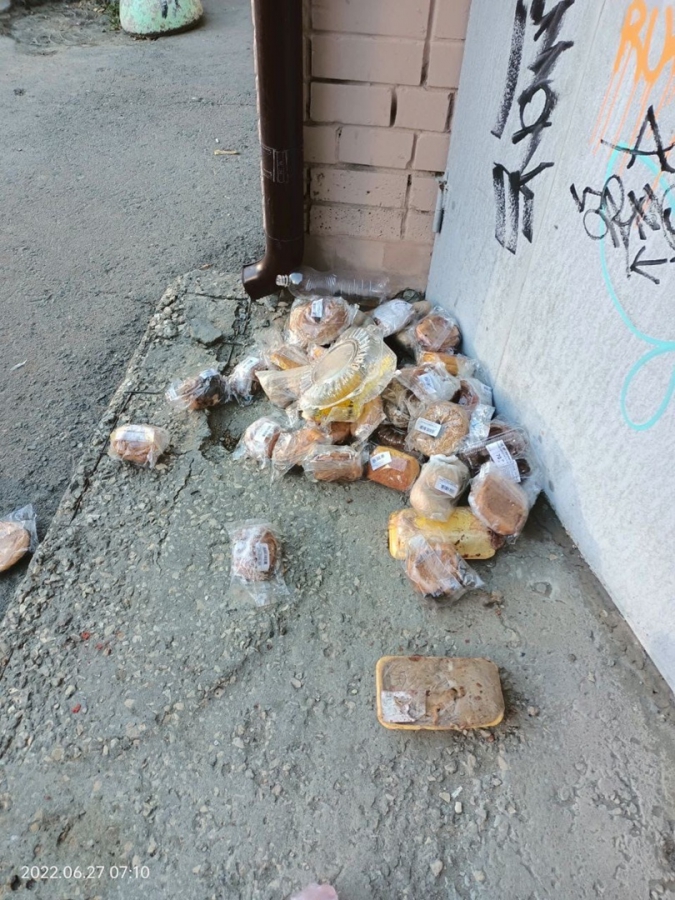 В Юбилейном пожаловались на кучу выброшенной просрочки у подъезда