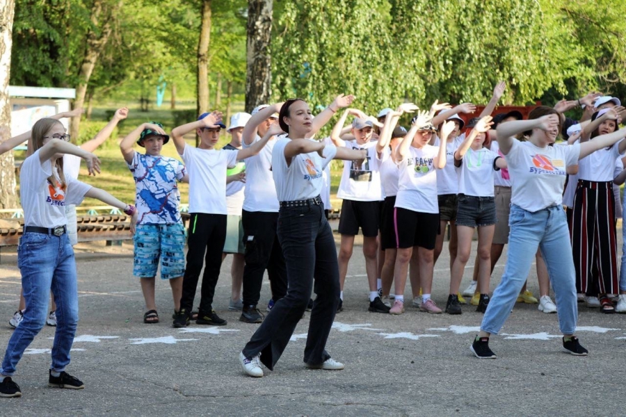 Юлия Литневская подарила спортивный снаряд детскому оздоровительному лагерю