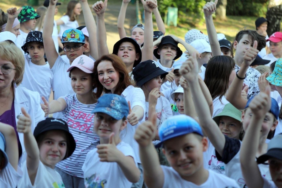 Юлия Литневская подарила спортивный снаряд детскому оздоровительному лагерю