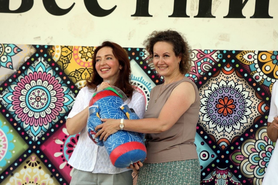 Юлия Литневская подарила спортивный снаряд детскому оздоровительному лагерю