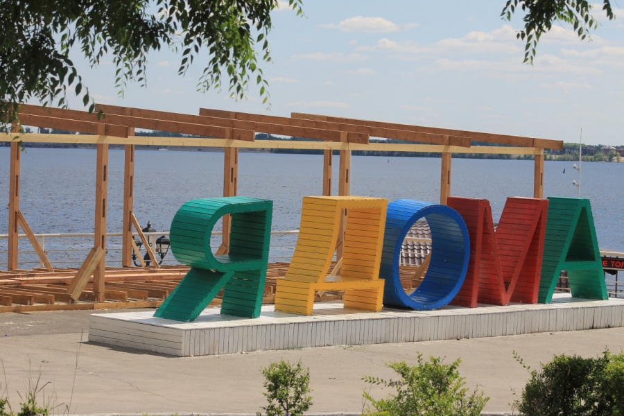 В Саратове незаконная стройка испортила вид на Волгу возле арт-объекта «Я дома»