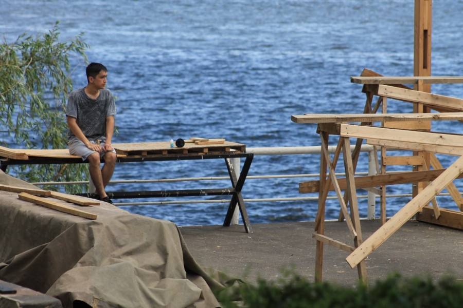 В Саратове незаконная стройка испортила вид на Волгу возле арт-объекта «Я дома»