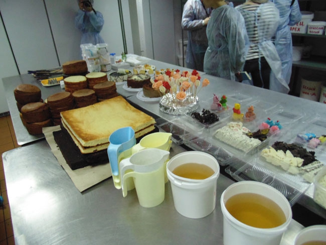 Журналистов Саратова обучили кондитерскому искусству