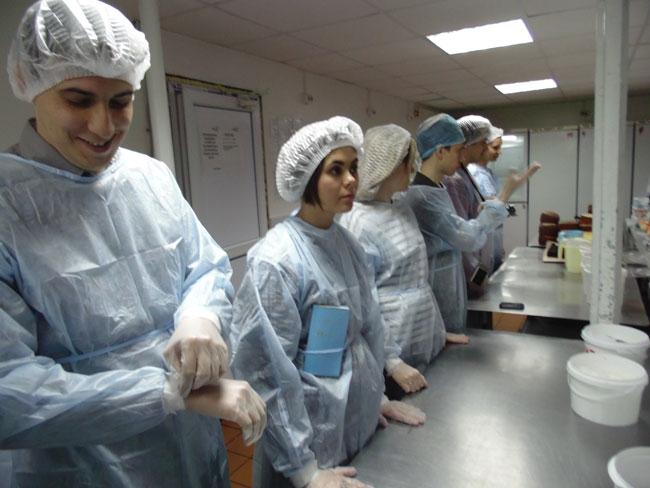 Журналистов Саратова обучили кондитерскому искусству