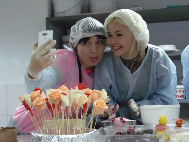 Журналистов Саратова обучили кондитерскому искусству