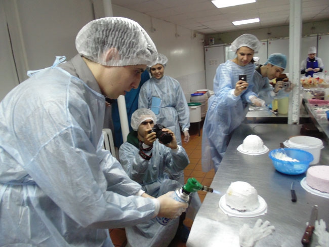 Журналистов Саратова обучили кондитерскому искусству